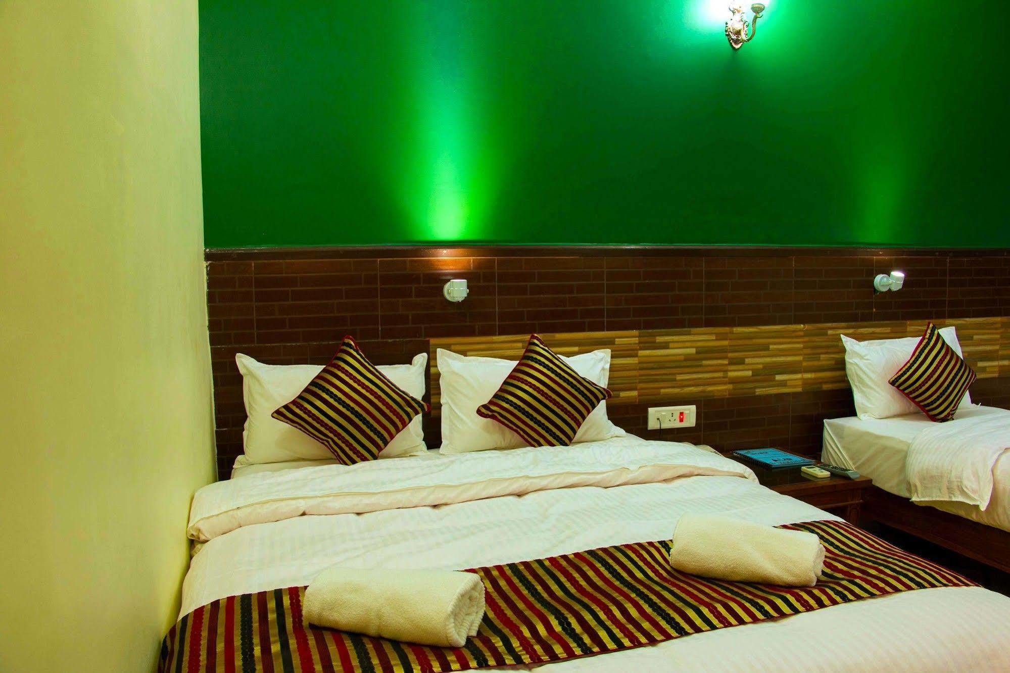 Hotel Adam Покхара Экстерьер фото